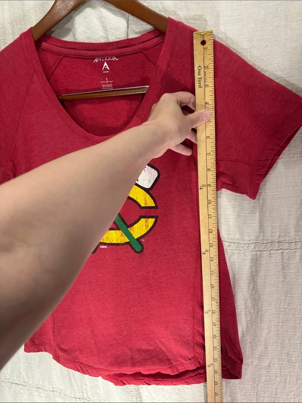 Antigua Chicago Blackhawks Women’s V-Neck Tee Tomahawk Logo Size Large